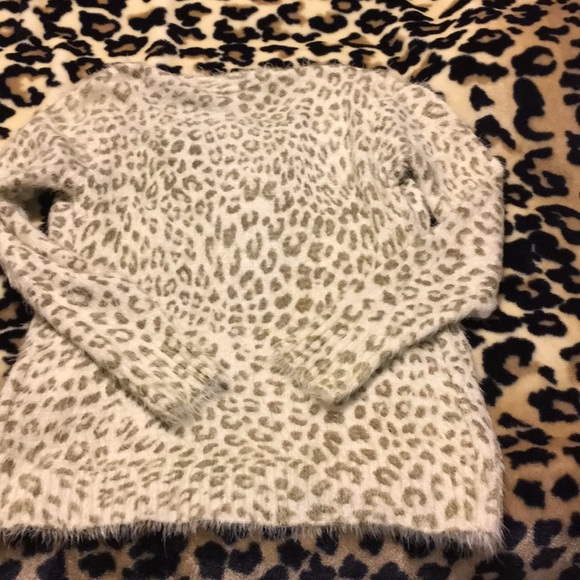 Snow Leopard Cardigan Top - Picture 3 of 4